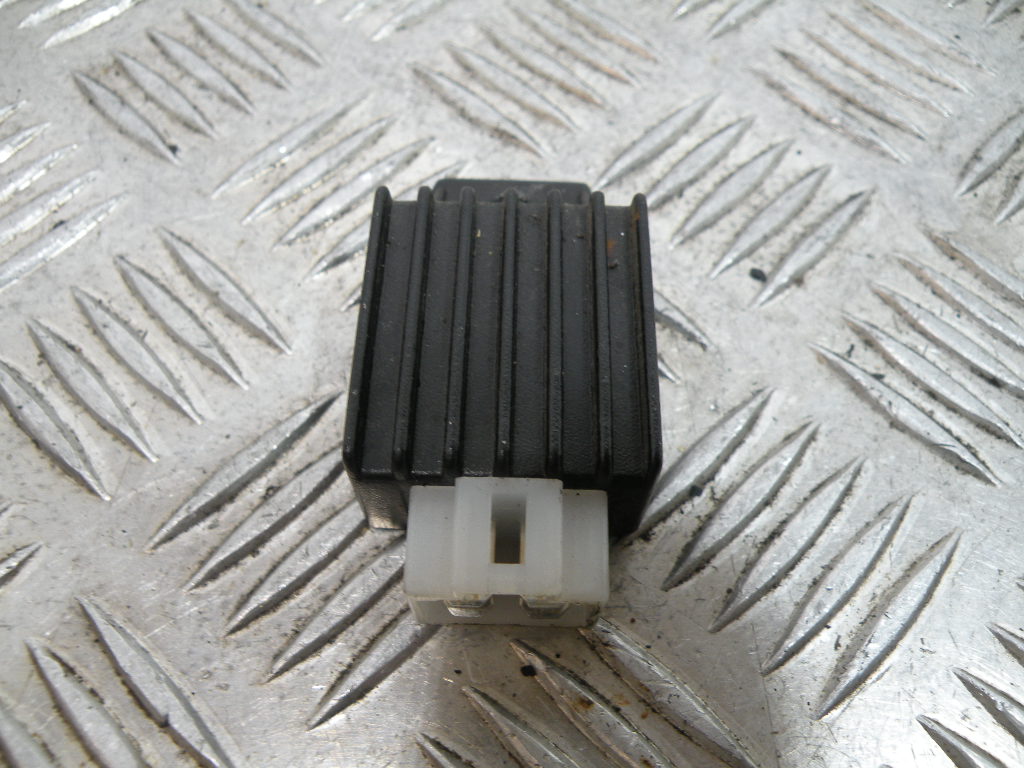 Régulateur de tension PEUGEOT 50 VIVACITY 2t -2013-