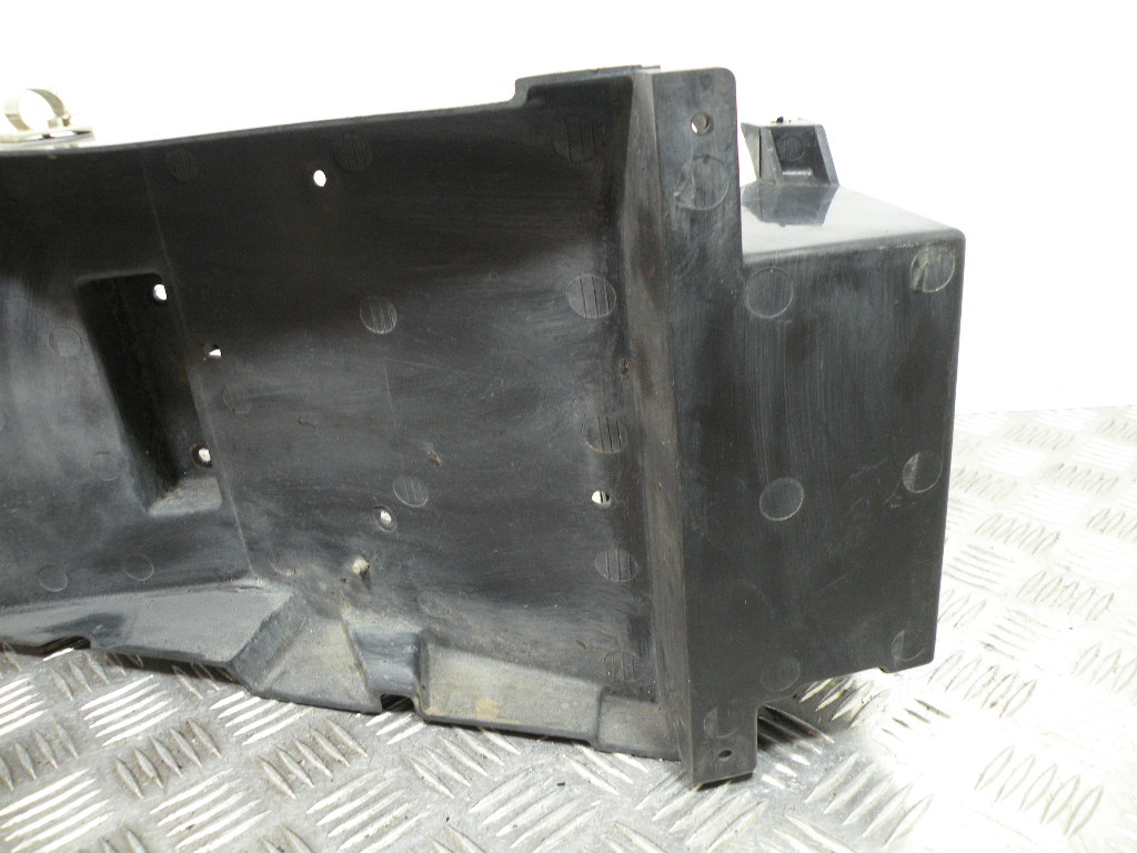 Passage de roue arrière / Support de plaque TRIUMPH 955 SPRINT 4t -2000-