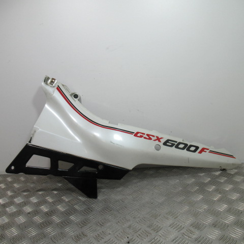 Flanc arrière gauche SUZUKI 600 GSXF – 1988 –