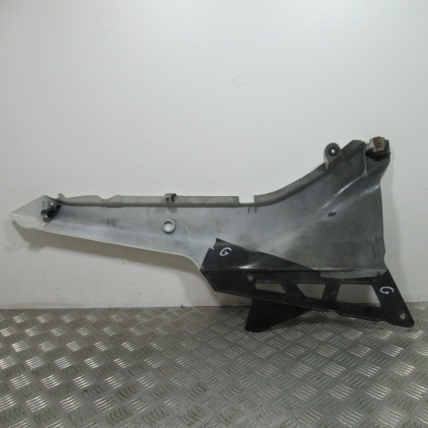 Flanc arrière gauche SUZUKI 600 GSXF – 1988 –