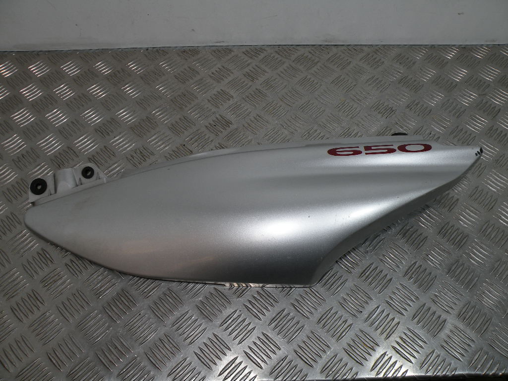 Cache sous selle gauche SUZUKI XF 650 FREEWING 4t -1998-