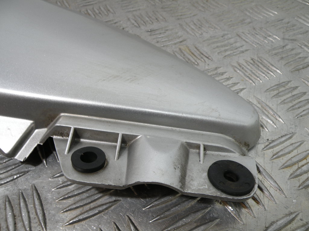 Cache sous selle gauche SUZUKI XF 650 FREEWING 4t -1998-