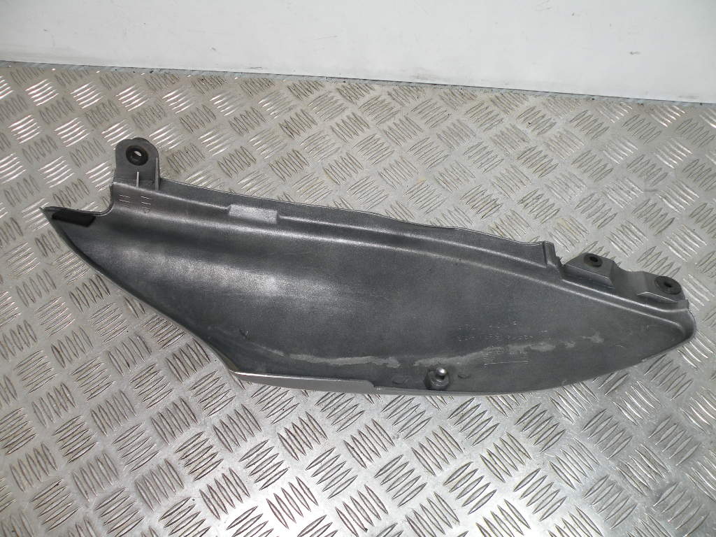 Cache sous selle gauche SUZUKI XF 650 FREEWING 4t -1998-