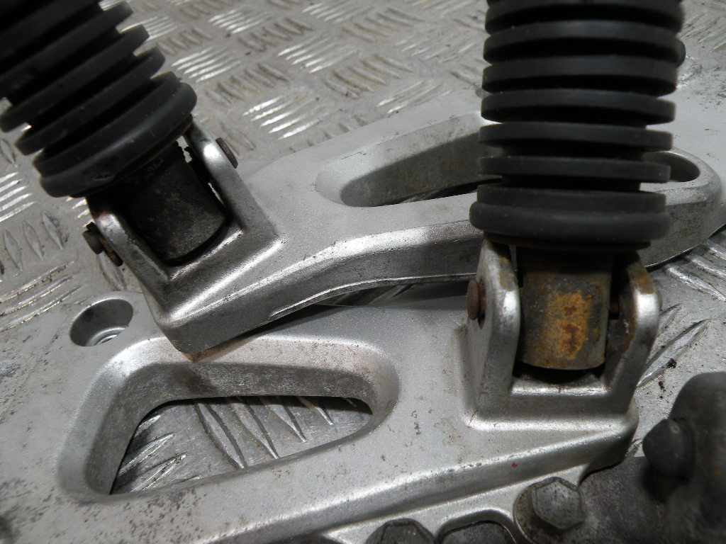 Platines repose pieds arrière SUZUKI XF 650 FREEWING 4t -1998-