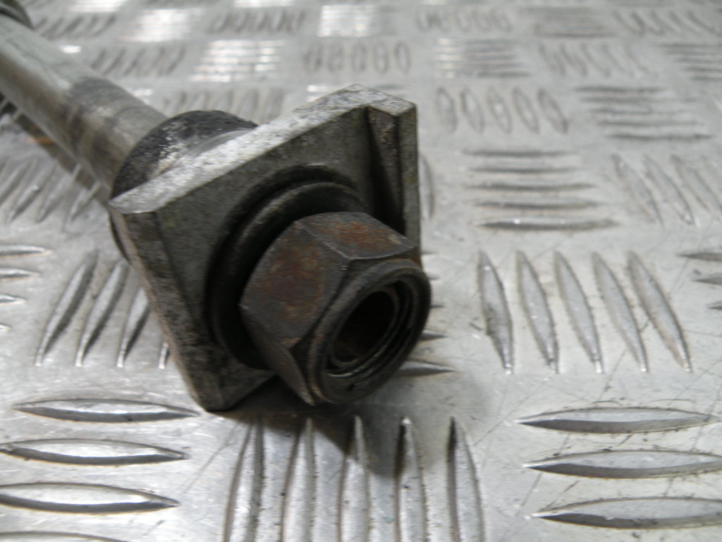 Axe de roue arrière SUZUKI XF 650 FREEWING 4t -1998-