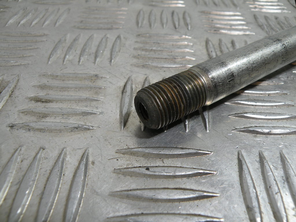 Axe de roue avant SUZUKI XF 650 FREEWING 4t -1998-