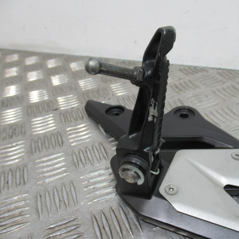 Platine repose pied gauche KAWASAKI Z800 – 2014 –