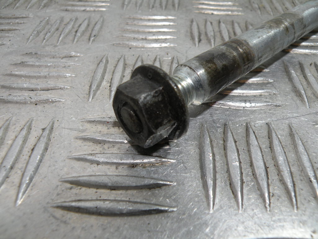 Axe de roue avant PIAGGIO 50 FLY 2t -2014-